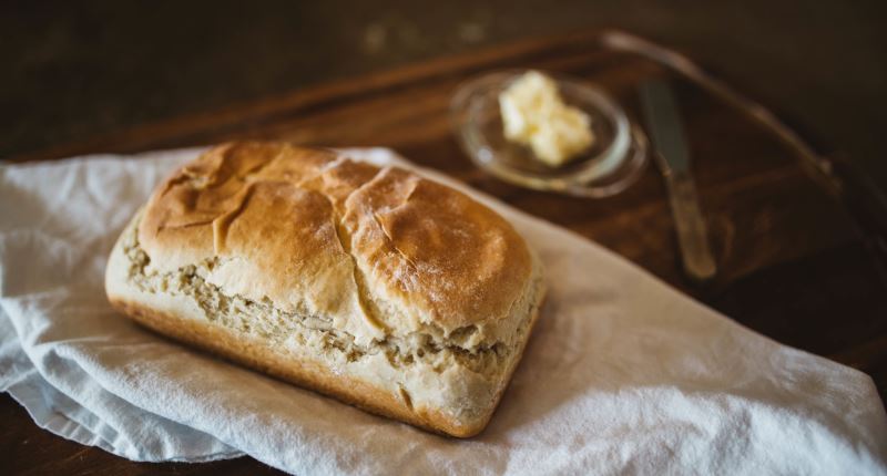 Frisches selbst gebackenes Brot mit Butter.