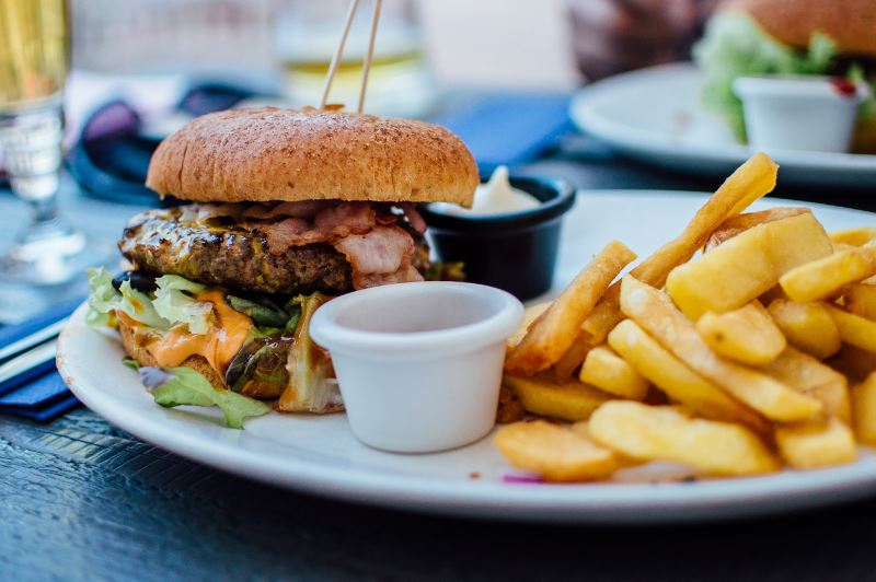 Burger mit Pommes und Mayo