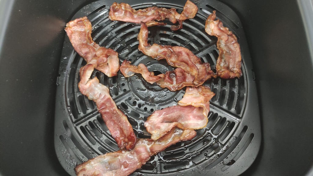 Bacon auf dem Rost der Onyx Heißluftfritteuse