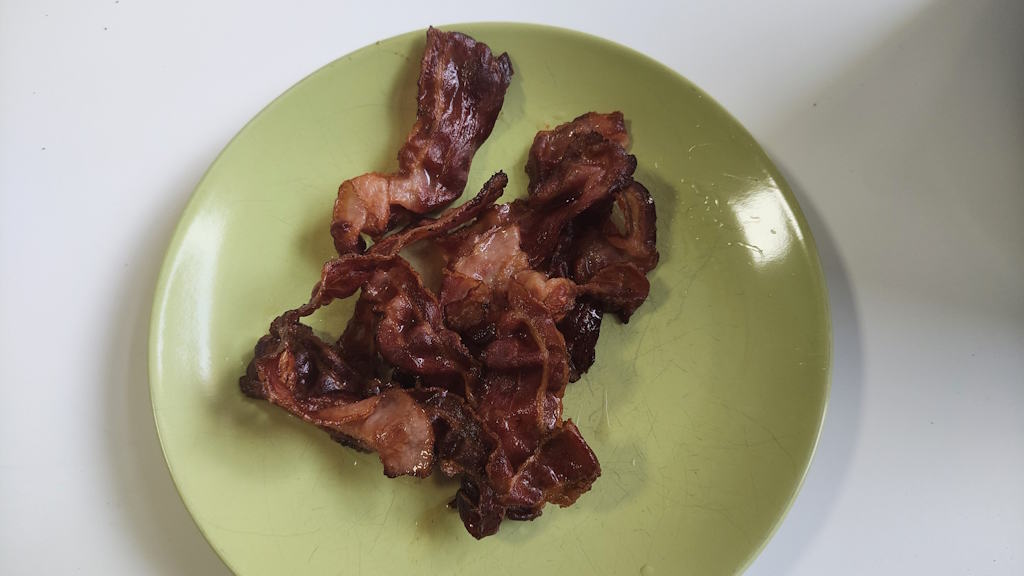 Baconscheiben dunkel geröstet auf Teller
