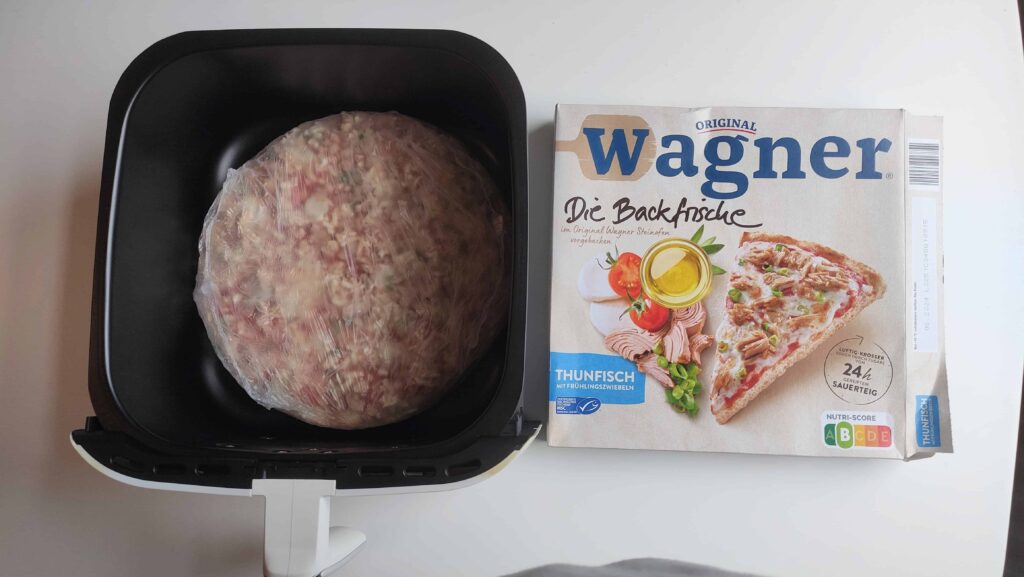 Backfrische Tiefkühlpizza von Wagner in der Heißluftfritteuse