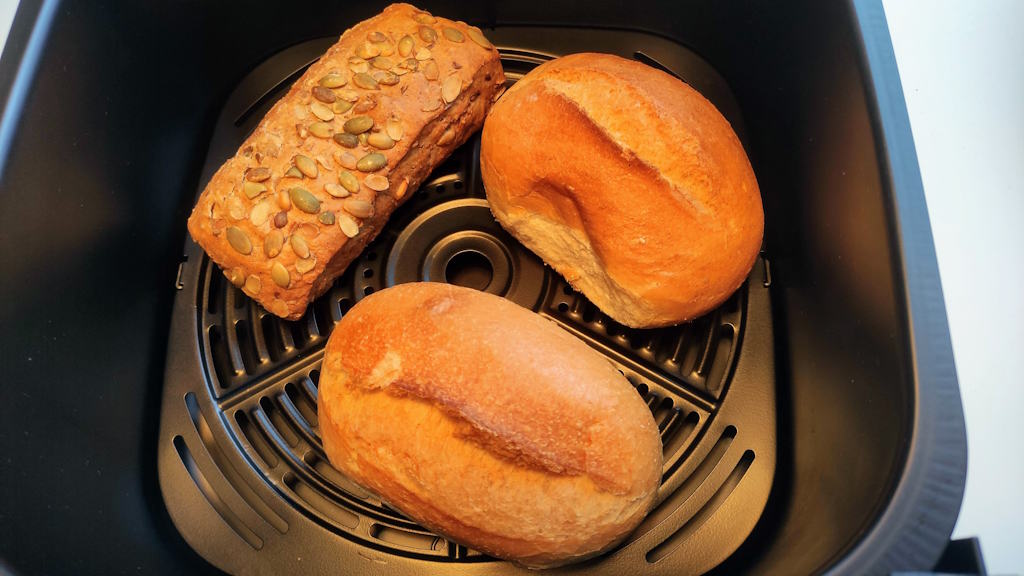 Brötchen in der Heißluftfritteuse aufbacken