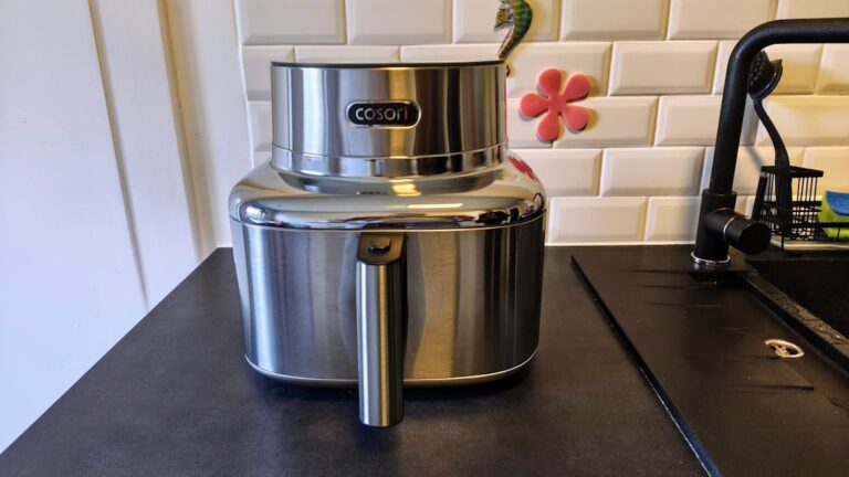 Cosori Iconic Heißluftfritteuse auf der Küchenarbeitsplatte