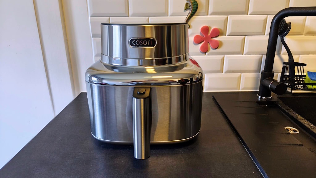 Cosori Iconic Heißluftfritteuse auf der Küchenarbeitsplatte