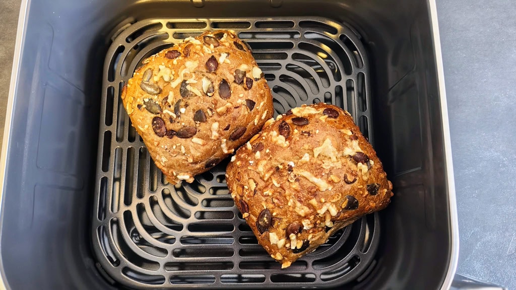 Brötchen Aufbacken in der Cosori Iconic Heißluftfritteuse